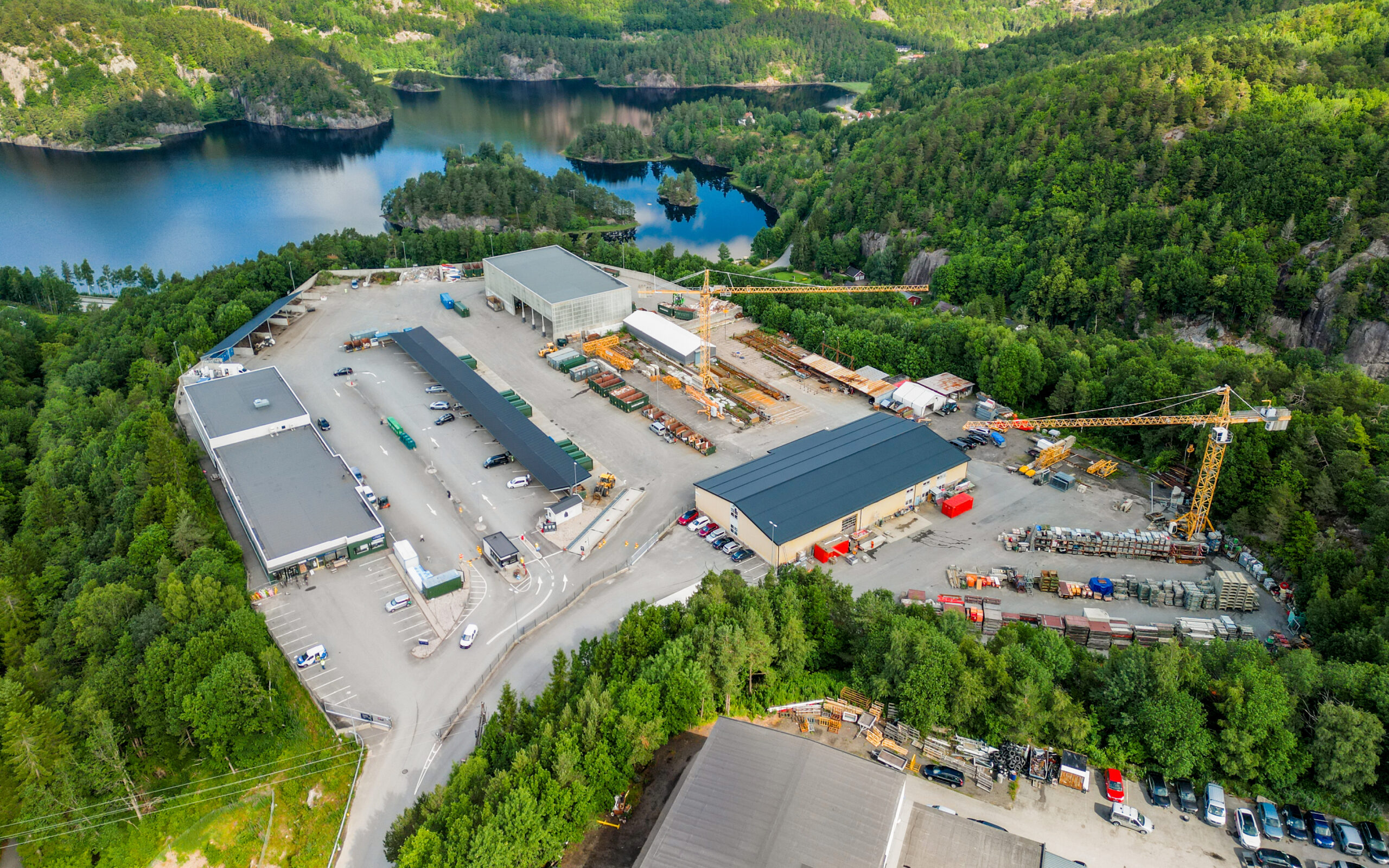 Dronefoto av Mjåvann gjenvinningsstasjon og nærliggende områder