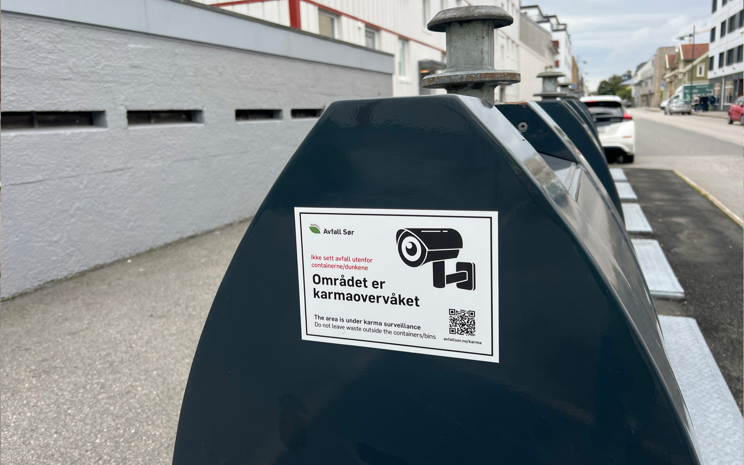 Nedgravd containere med Karmaovervåking-klistremerke på.