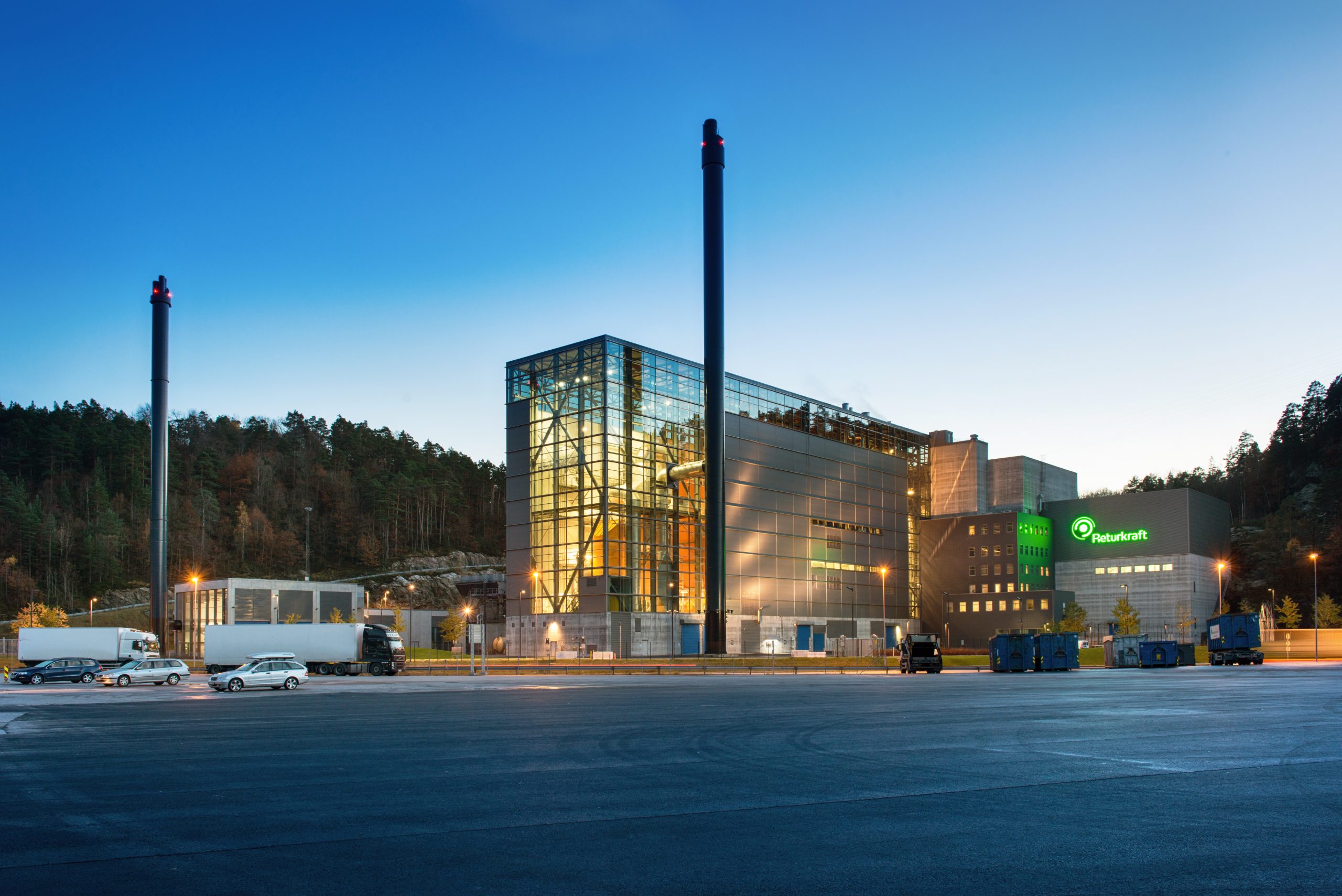 Oversikt over energigjenvinningsanlegget Returkraft lyssatt en skyfri vinterkveld