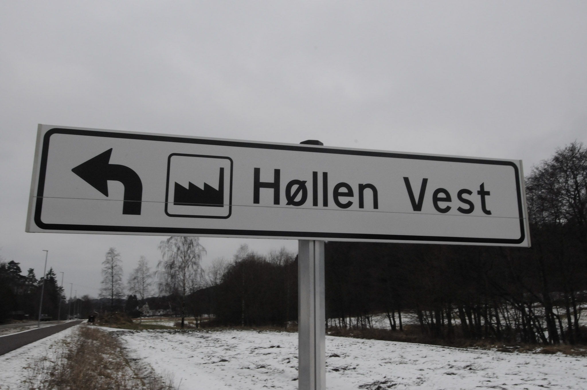 Trafikkskilt som viser vei til Høllen Vest industriområde