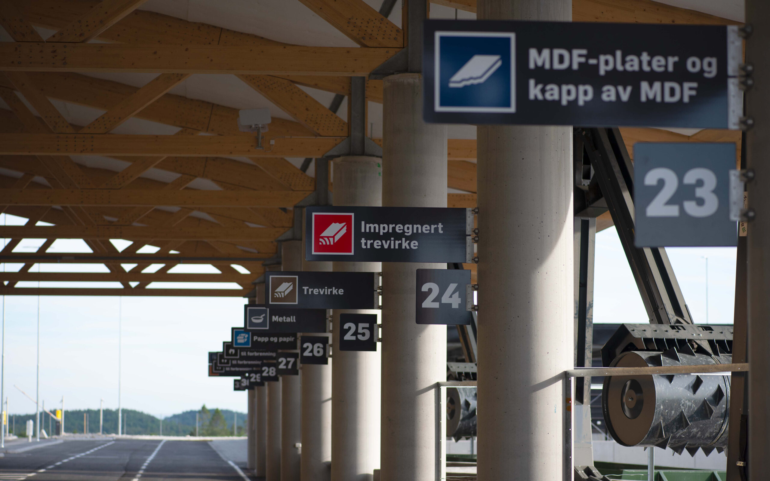 Skiltrekke ved containere på Sørlandsparken gjenvinningsstasjon