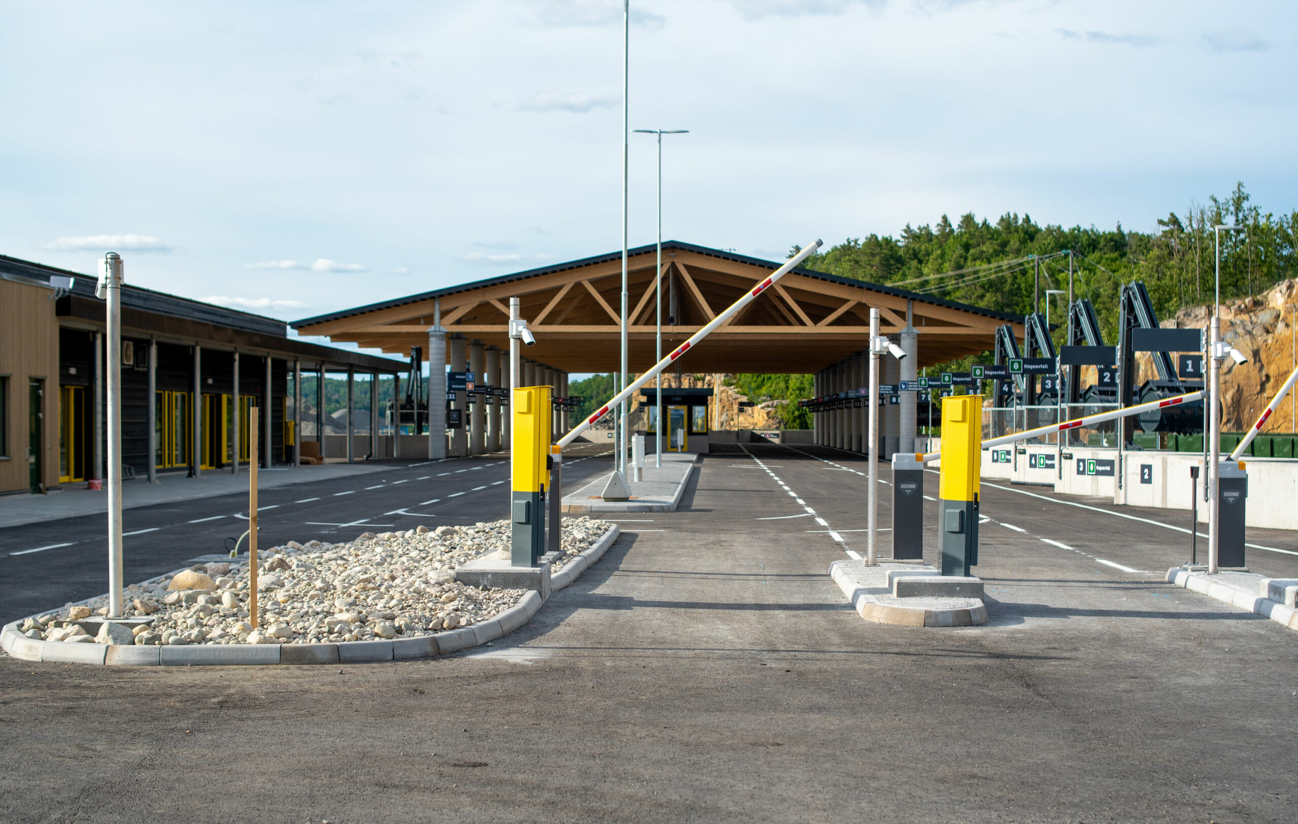 Innkjøringsområde med bom til Sørlandsparken gjenvinningsstasjon