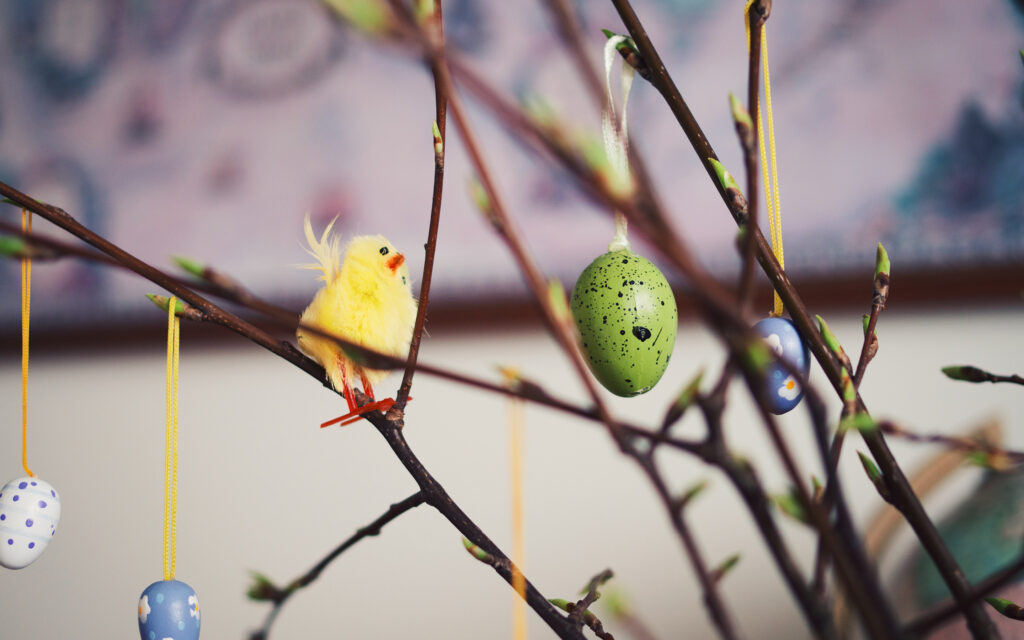 Påskepynt i påqketre laget av greiner (påskeris).