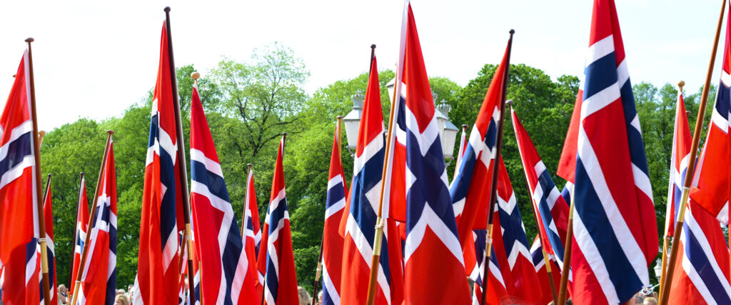 Foto av norske flagg som bæres på nasjonaldagen.