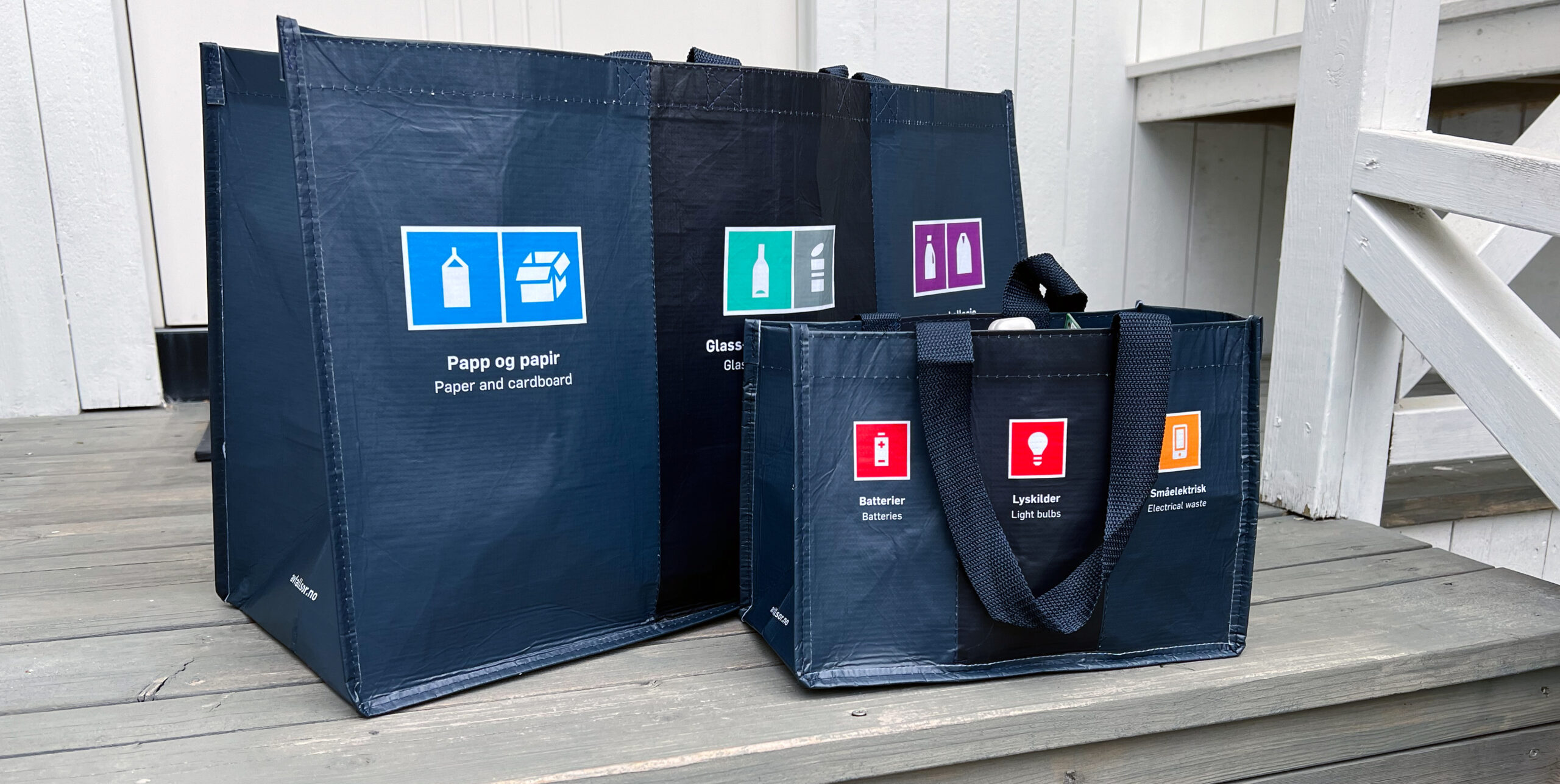 Et kildesorteringsnett for plastemballasje, glass- og metallemballasje og papp og papir og et mindre kildesorteringsnett for batterier, lyskilder og småelektrisk