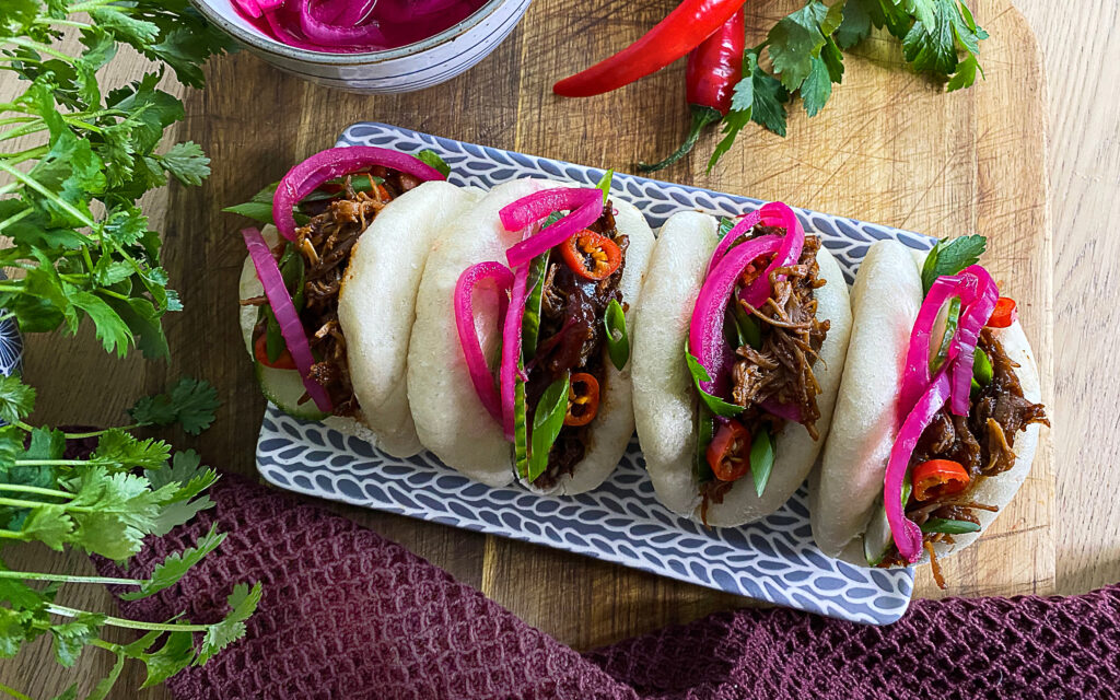 Revet hjort i yum buns dandert på tallerken.