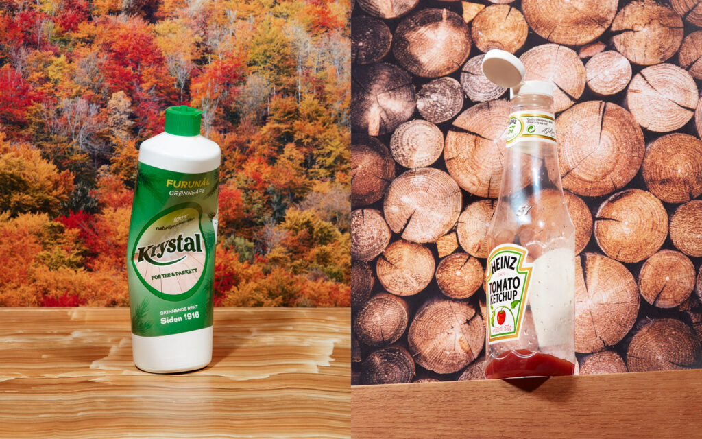 Studiofoto av tom grønnsåpeflaske og ketchupflasker i plast på ulike bakgrunner.