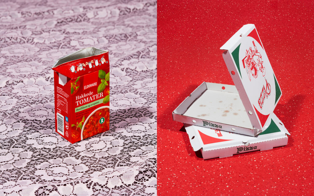 Studiofoto av mat- og drikkekartonger og pizzaesker på ulike bakgrunner.