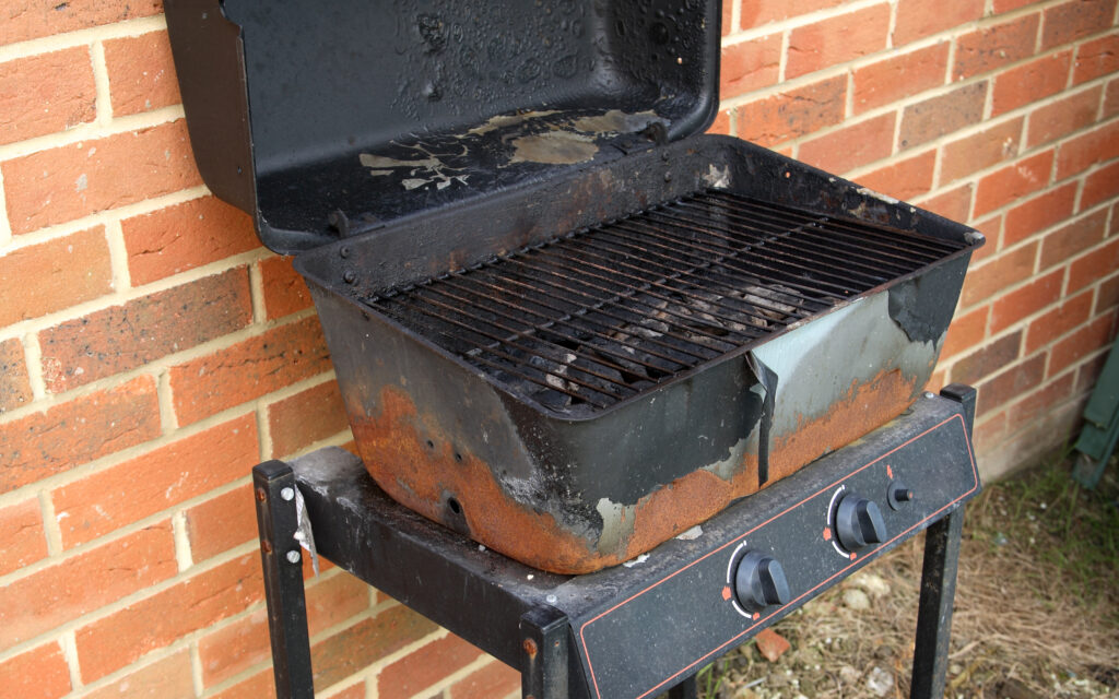 Gammel og rusten gassgrill som ikke fungerer.
