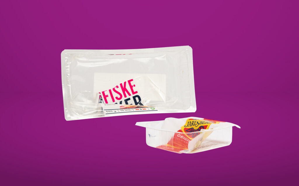 Eksempler på plastemballasje på lilla bakgrunn.