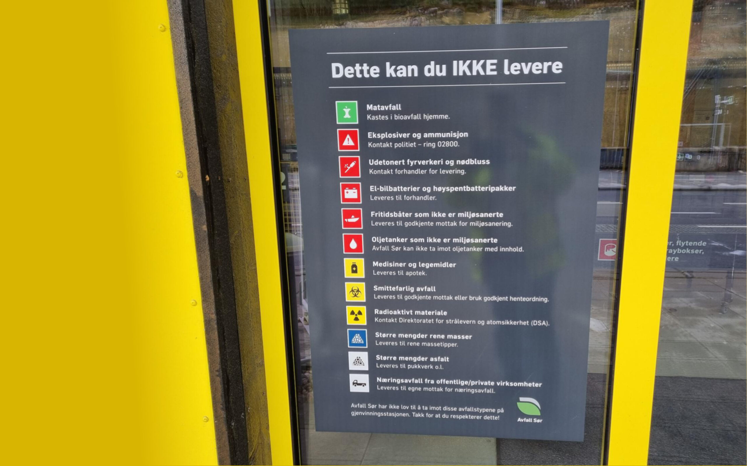Plakat ved mottak for farlig avfall og elektro som viser hva som ikke kan leveres på gjenvinningsstasjon.