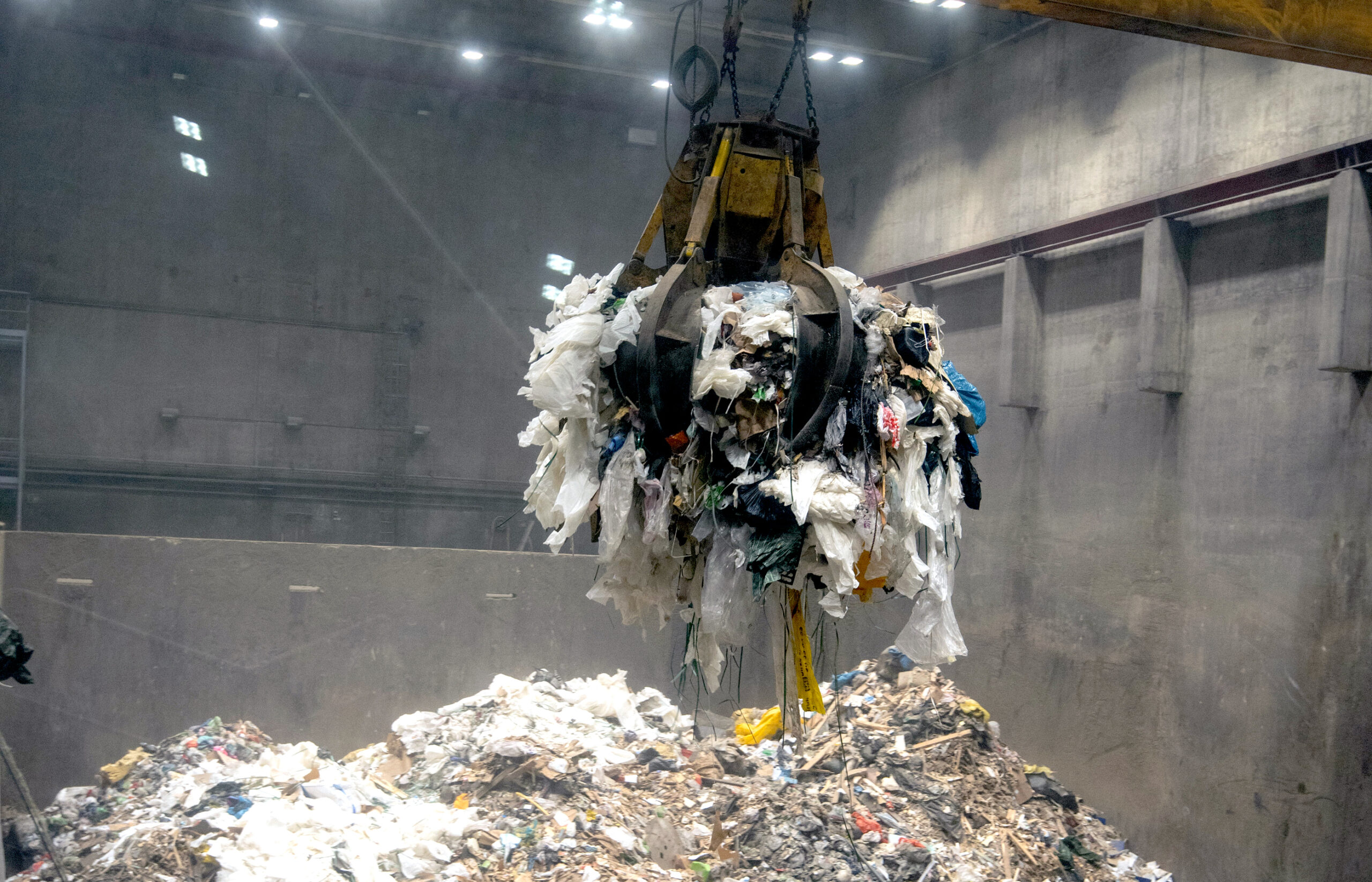 Stor klo som plukker opp restavfall på Returkraft, og legger dette til forbrenning.