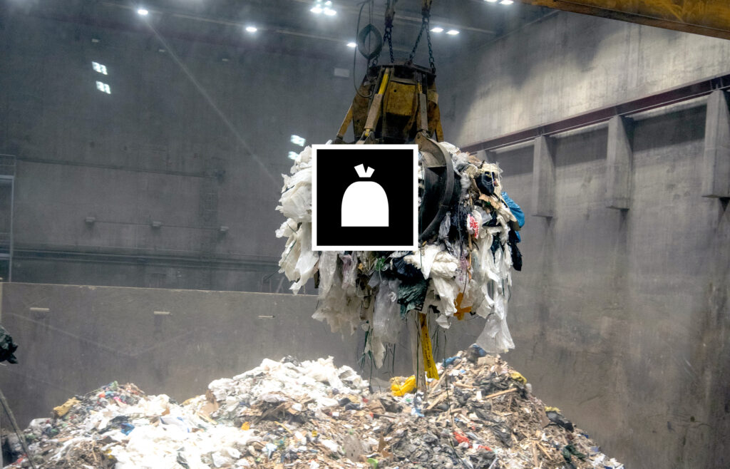 Stor klo som plukker opp restavfall på Returkraft, og legger dette til forbrenning.