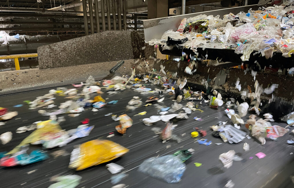 Foto fra sorteringsanlegg for plastemballasje.