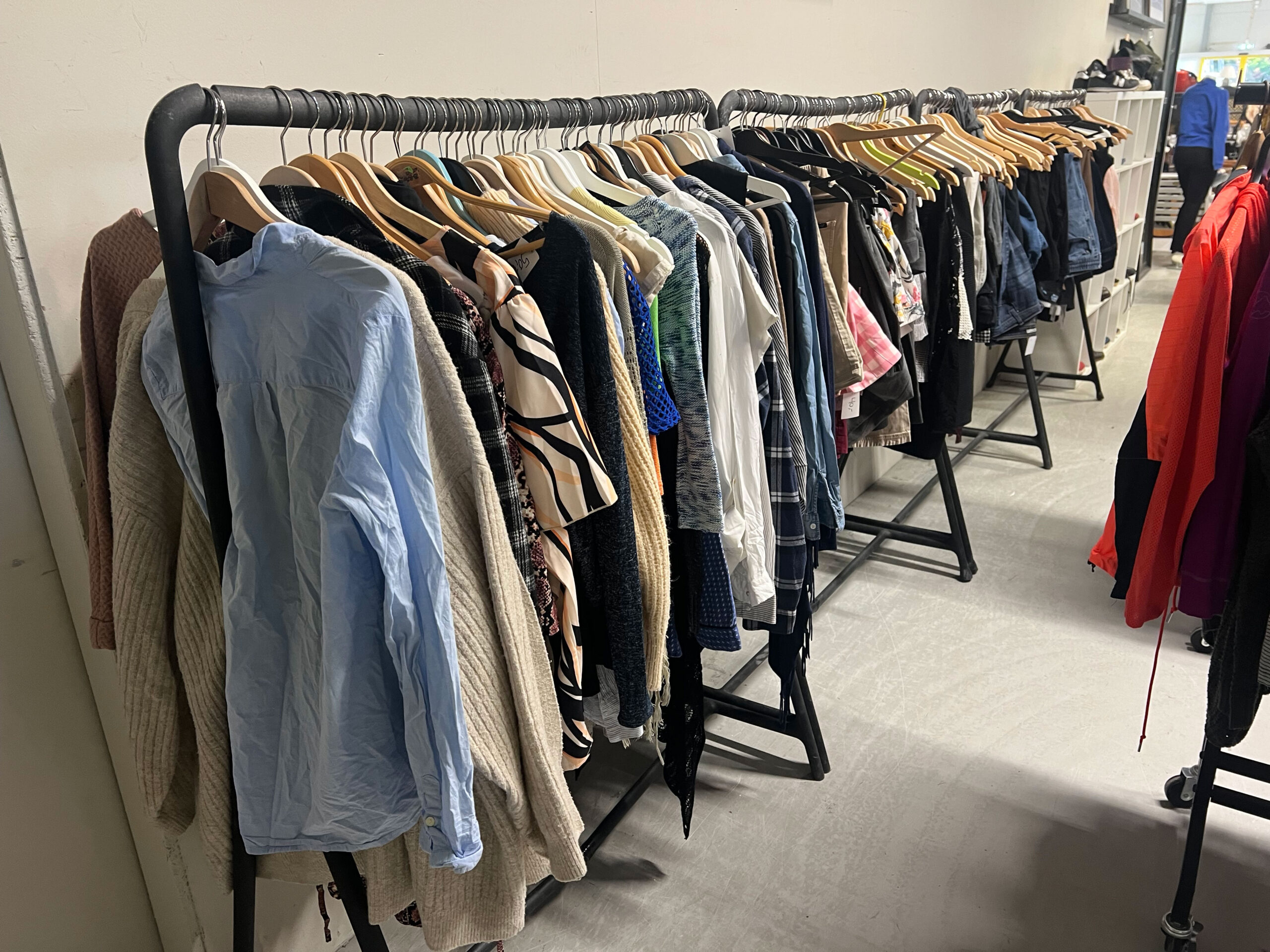 Flere stativ med innsamlede skjorter og gensere fra Blå Kors gjenbruk sin butikk på Mjåvann gjenvinningsstasjon