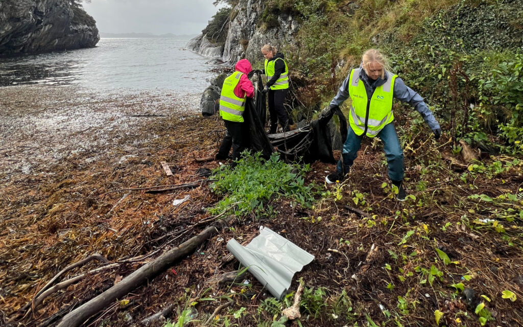 Barn som rydder marint avfall i skjærgården.