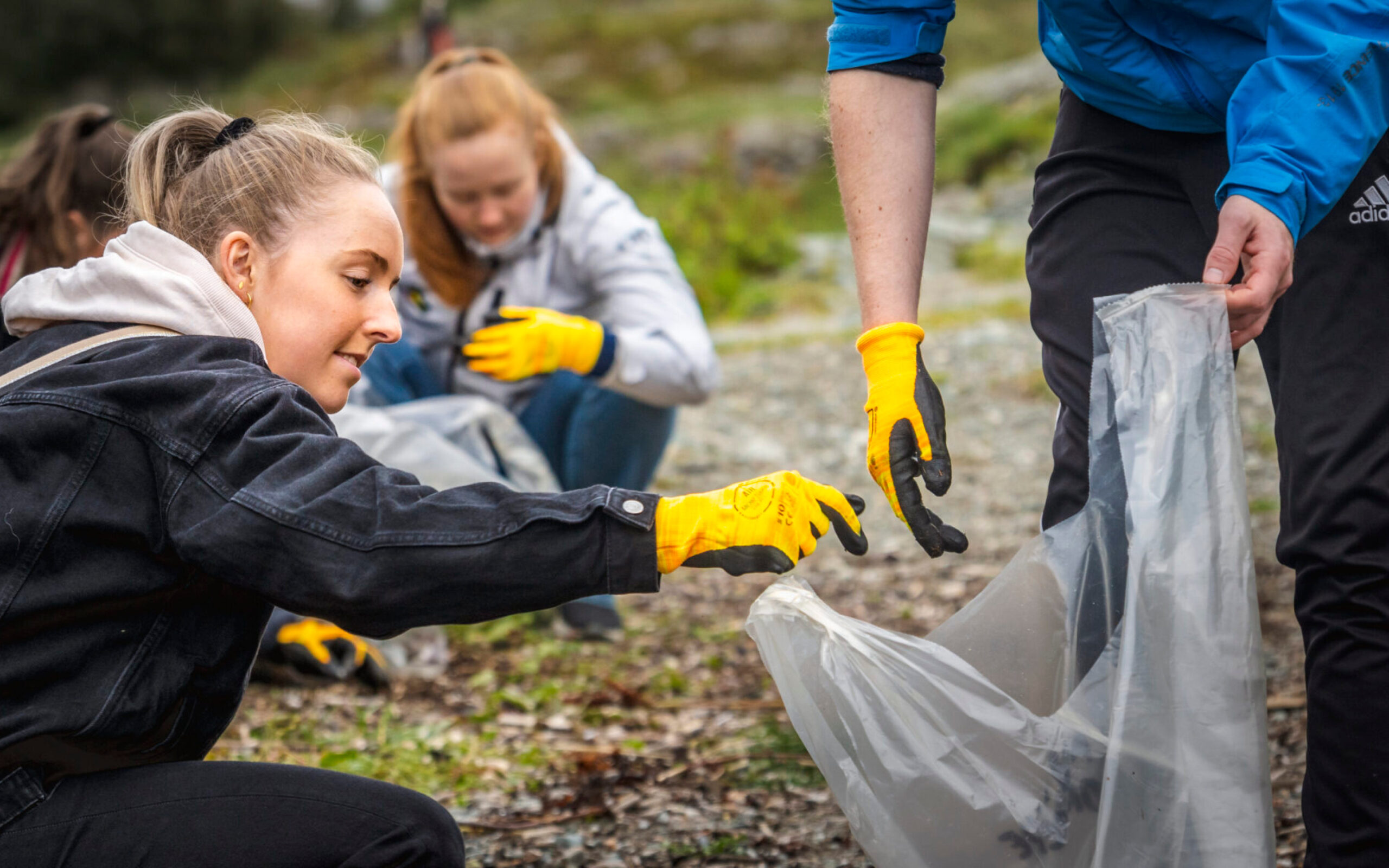 Ungdom som rydder marint avfall i naturen.