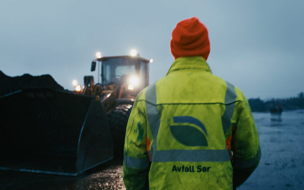 Ansatt på vei mot hjullaster for å vende kompost på kvelden på Støleheia.