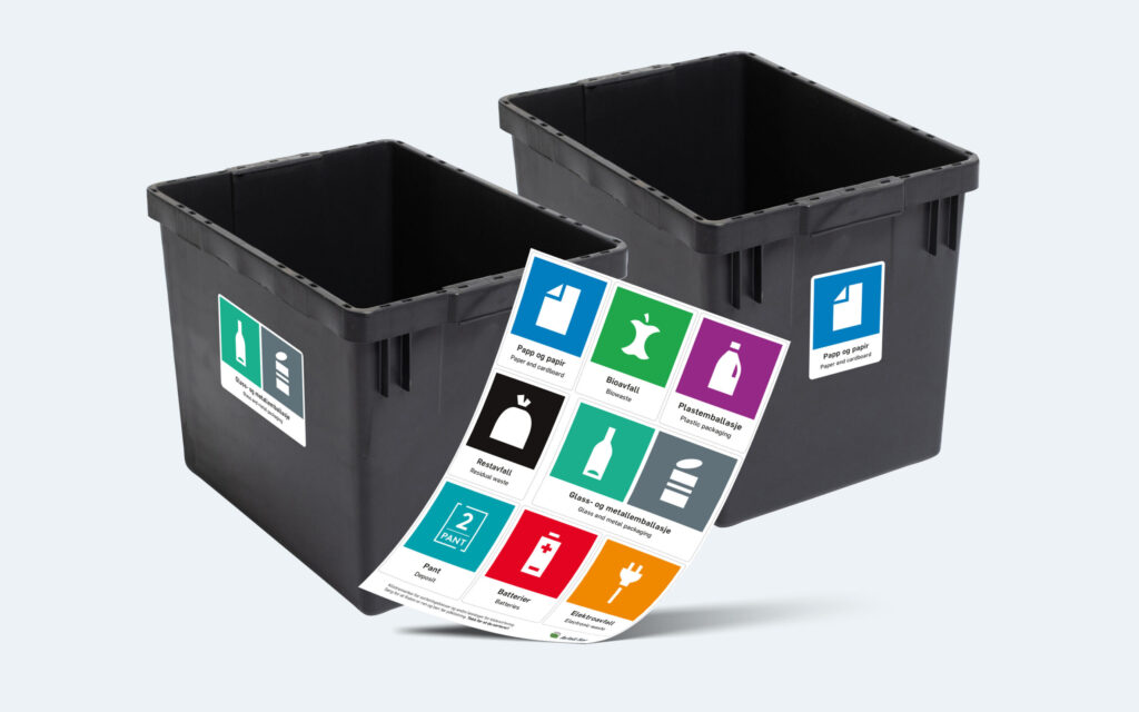Bilde av sort sorteringskasse og klistremerke-ark med sorteringsmerker for diverse avfallstyper (for påføring på kassen).