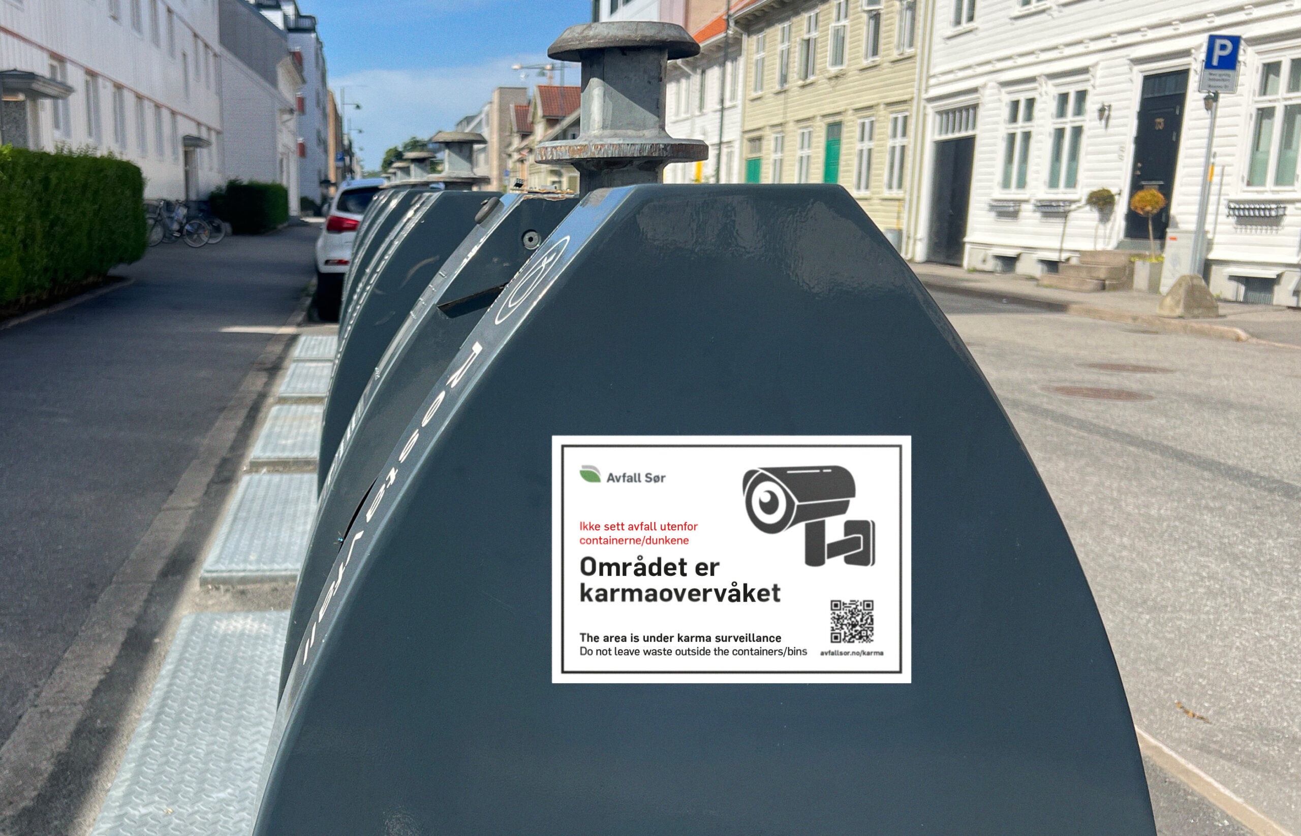 Nedgravd containere med Karmaovervåking-klistremerke på.
