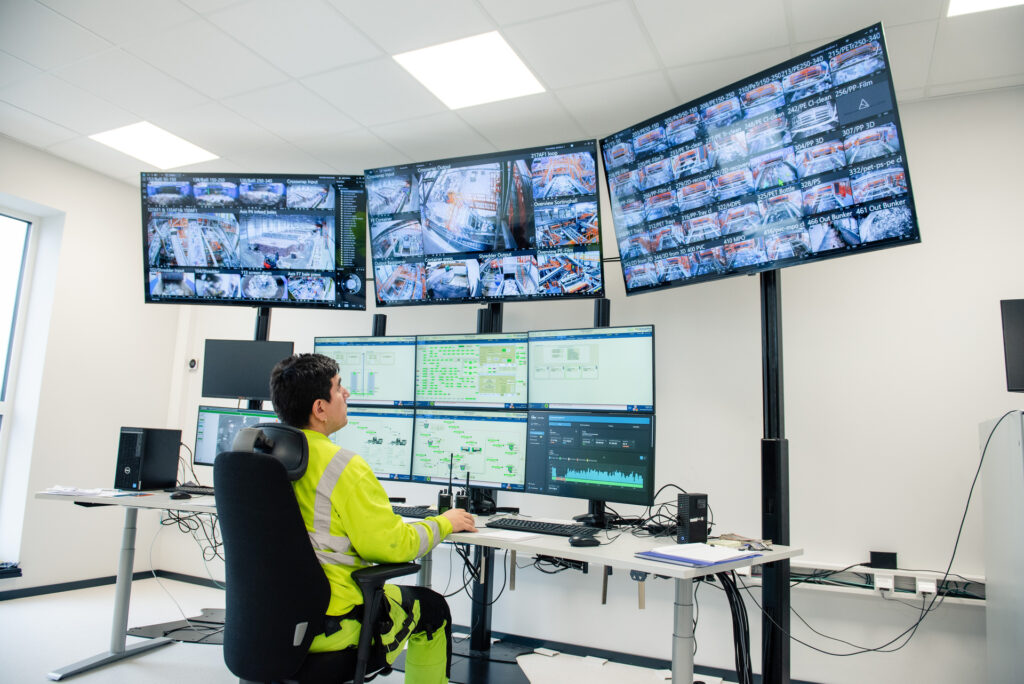 Kontrollrommet som overvåker 33 NIR-maskiner, samtlige transportbånd, mottakshall og ferdigvarelager. Norges første finsorteringsanlegg for plastemballasje. Lokalisert i Indre Østfold (Holtskogen næringspark). Anlegget eies av Tomra og Plastretur og driftes av Stena Recycling. Bilde fra oktober 2025.