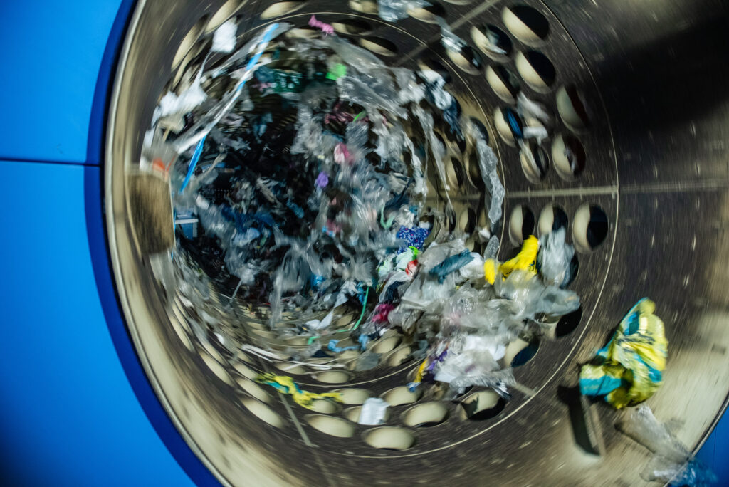 Det er 33 NIR-maskiner og avansert maskinlære som finsorterer plastemballasjen i 10 ulike kvaliteter. Norges første finsorteringsanlegg for plastemballasje. Lokalisert i Indre Østfold (Holtskogen næringspark). Anlegget eies av Tomra og Plastretur og driftes av Stena Recycling. Bilde fra oktober 2025.