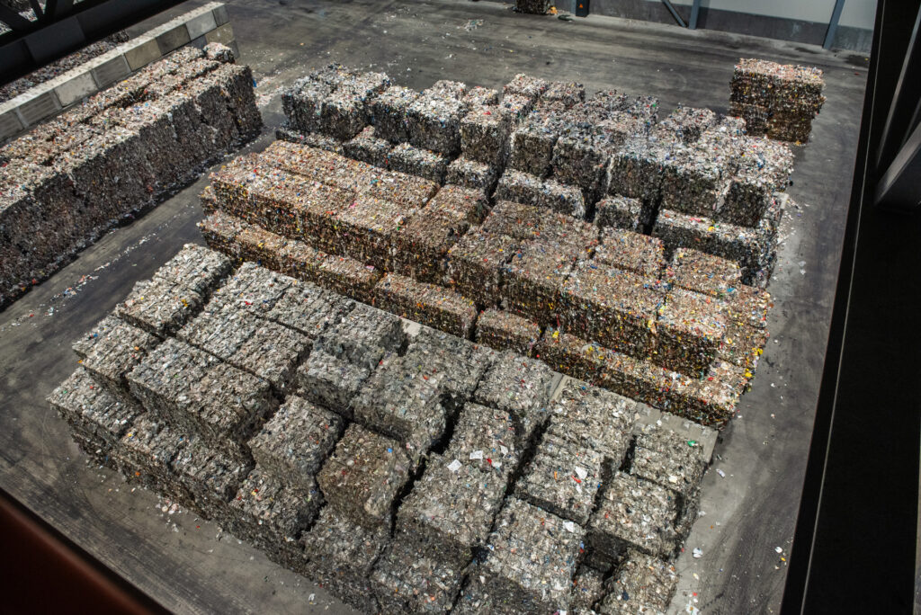 Ferdigvarelageret hvor den finsorterte plastemballasjen oppbevares før transport til materialgjenvinning. Norges første finsorteringsanlegg for plastemballasje. Lokalisert i Indre Østfold (Holtskogen næringspark). Anlegget eies av Tomra og Plastretur og driftes av Stena Recycling. Bilde fra oktober 2025.