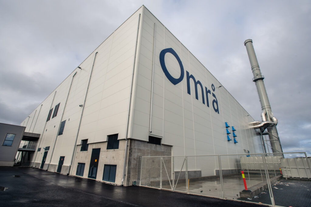 Norges første finsorteringsanlegg for plastemballasje. Lokalisert i Indre Østfold (Holtskogen næringspark). Anlegget eies av Tomra og Plastretur og driftes av Stena Recycling. Bilde fra oktober 2025.