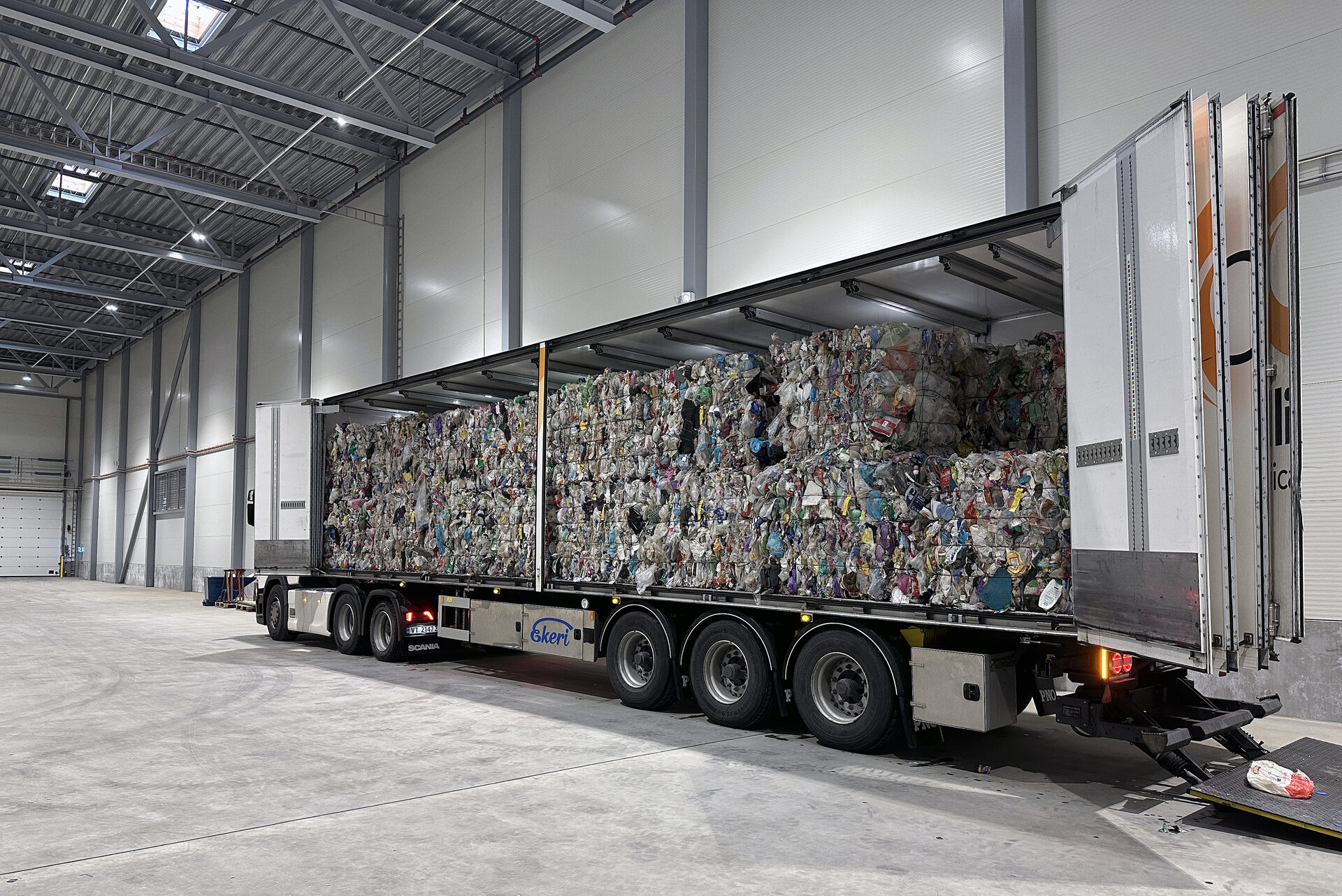 22. april kjørte den første bilen med plastemballasje inn i hallen til Områ. 17 tonn plastemballasje fra Bærum ble lastet fra bilen og inn i det tomme lageret.