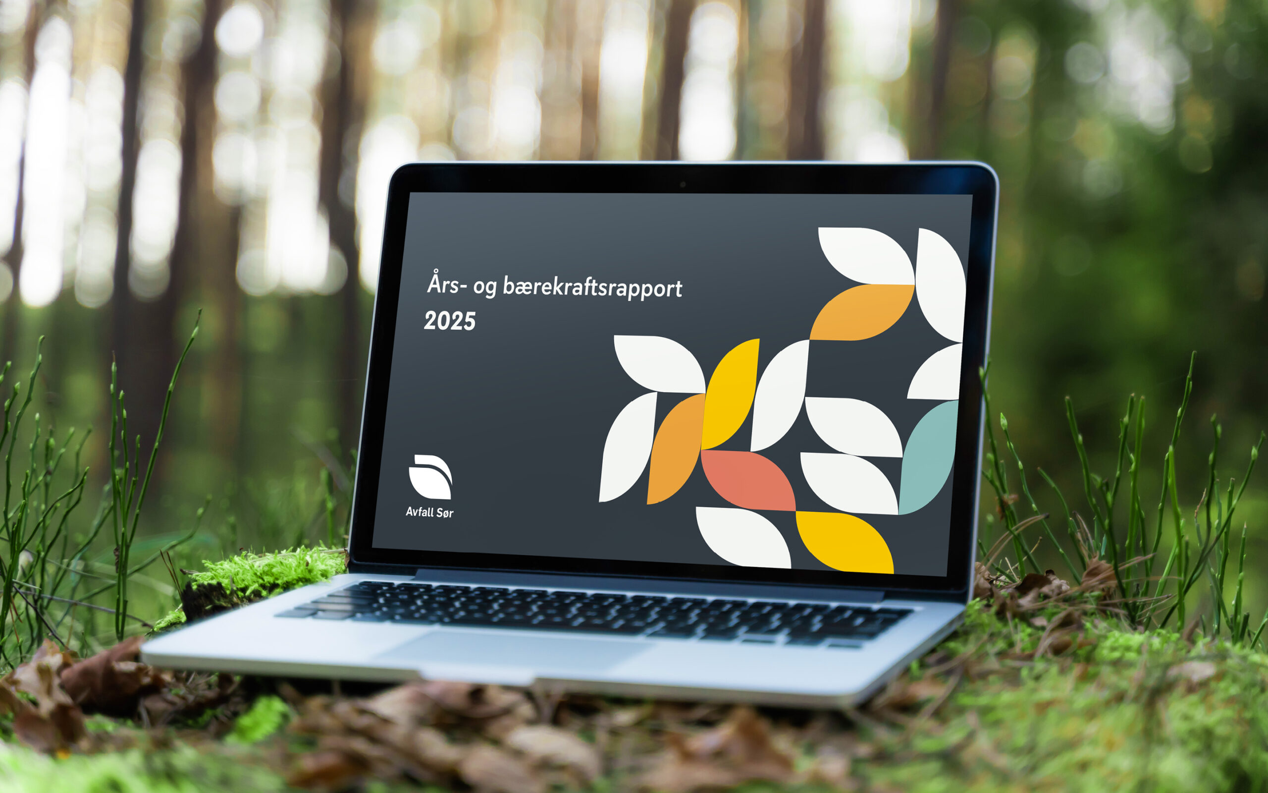 Års- og bærekraftsrapport 2025 på laptop i skogen