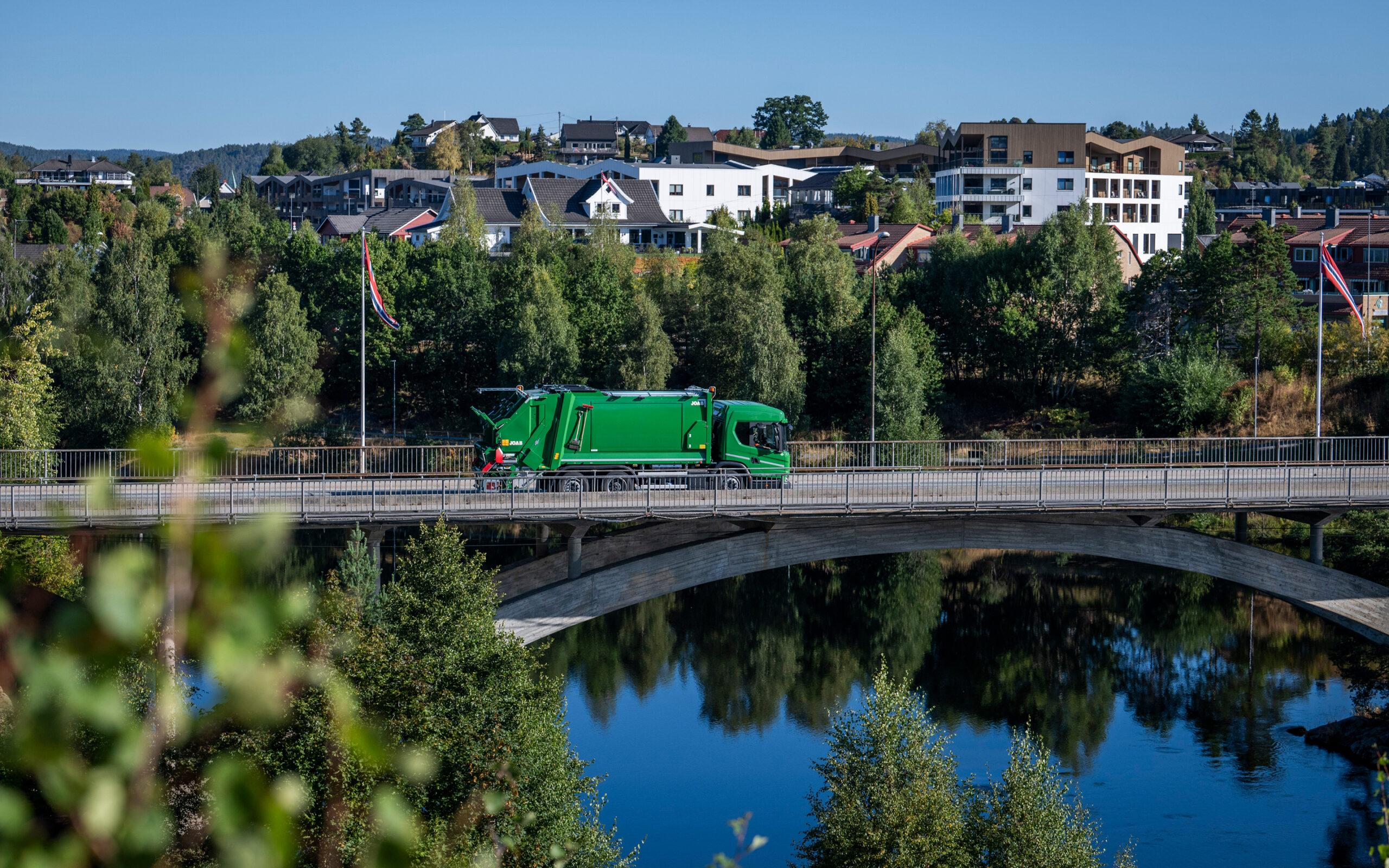 Renovasjonsbil i miljø