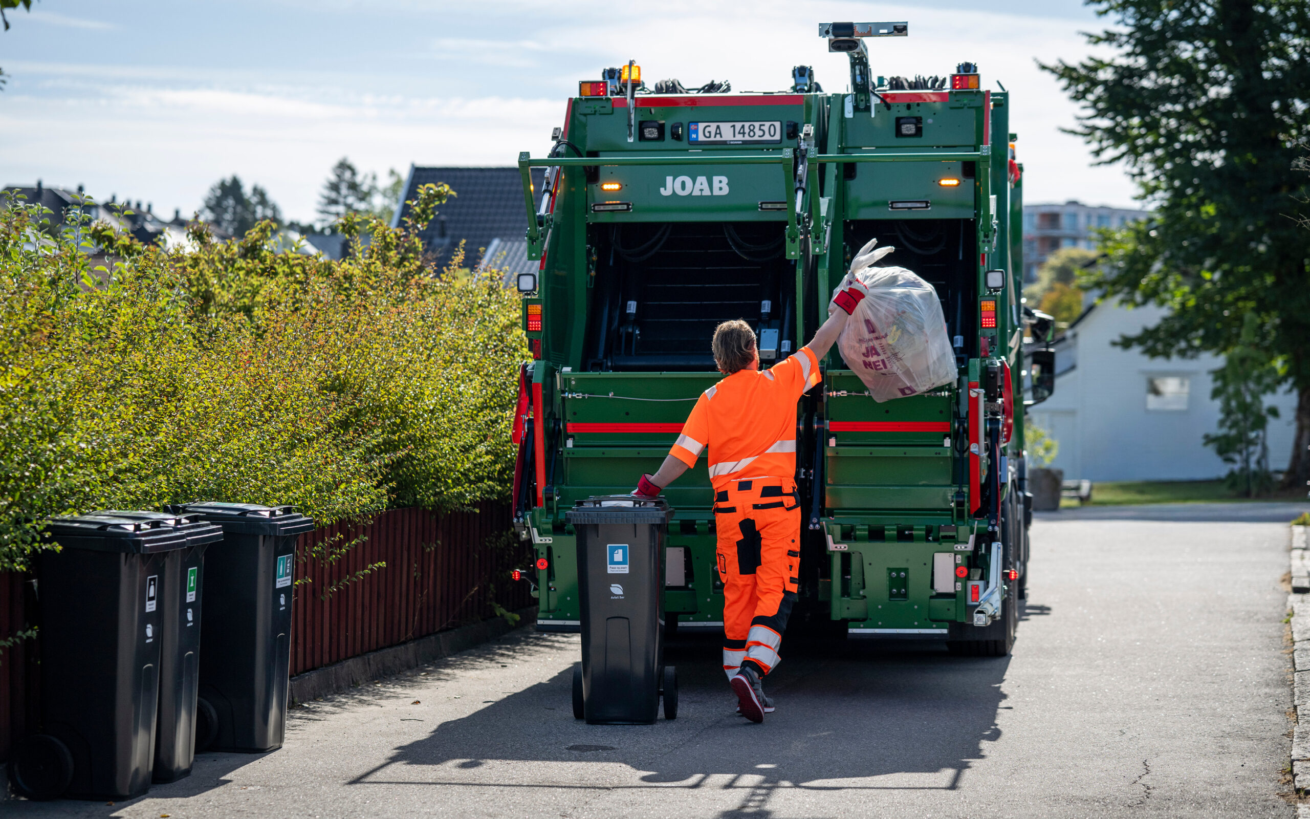 Renovatører som tømmer papp og papir og plastemballasje