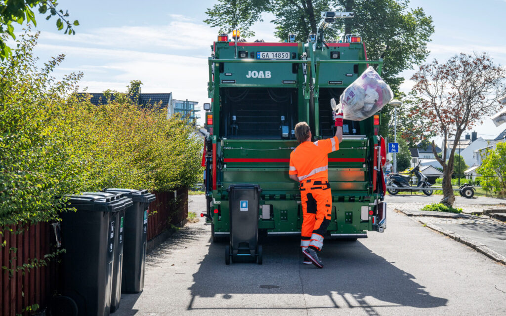 Renovatører som tømmer papp og papir og plastemballasje