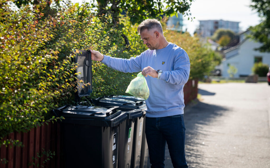 Innbygger som kaster avfall i dunk