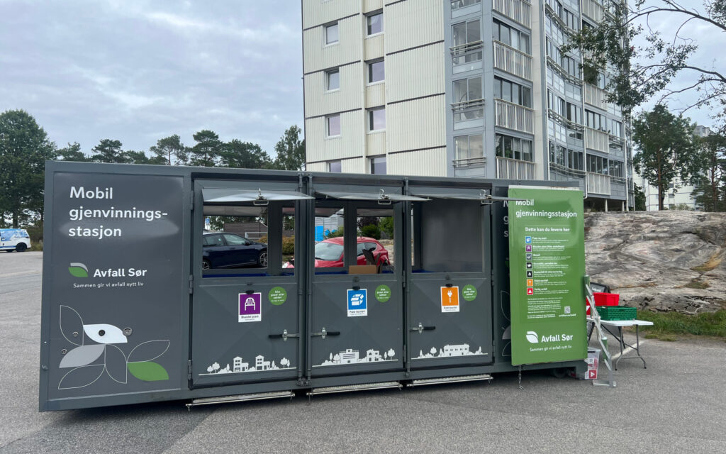 Mobil gjenvinningsstasjon foran blokk på Slettheia