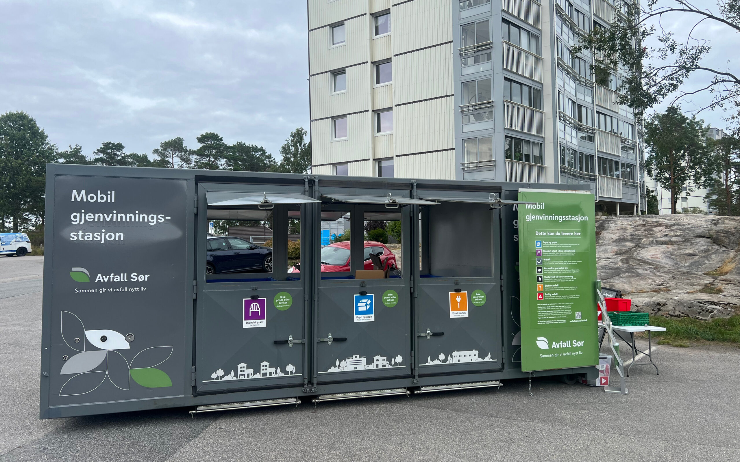 Mobil gjenvinningsstasjon foran blokk på Slettheia